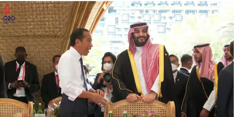 Presiden RI Jokowi bersama Raja Arab Mohammed bin Salman di KTT g20 Bali, Indonesia (Tangkapan Layar Youtube) Presiden RI Jokowi bersama Raja Arab Mohammed bin Salman di KTT g20 Bali, Indonesia (Tangkapan Layar Youtube)