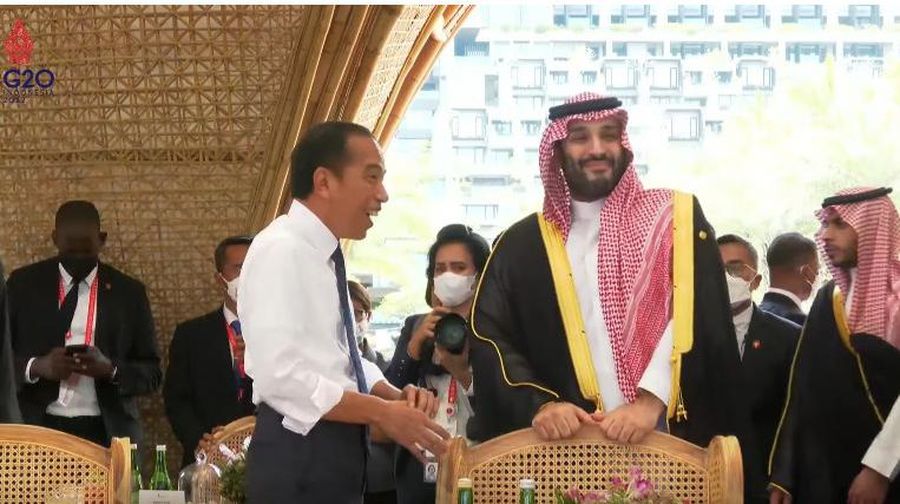 Presiden RI Jokowi bersama Raja Arab Mohammed bin Salman di KTT g20 Bali, Indonesia (Tangkapan Layar Youtube)