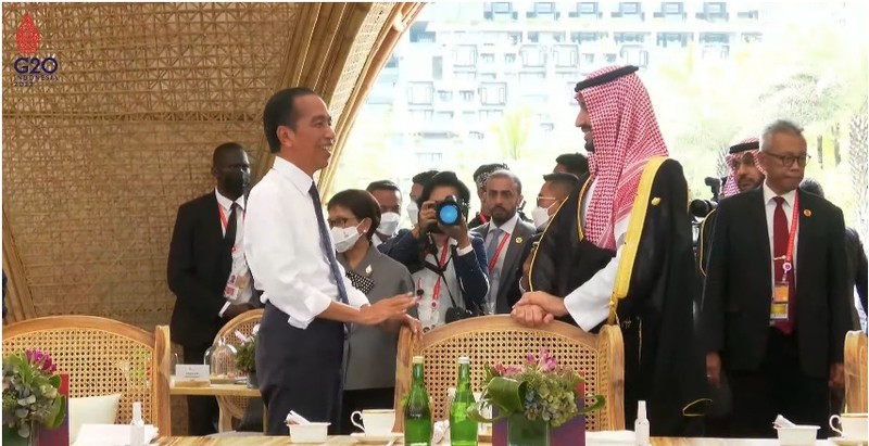 Presiden RI Jokowi bersama Raja Arab Mohammed bin Salman di KTT g20 Bali, Indonesia (Tangkapan Layar Youtube) Presiden RI Jokowi bersama Raja Arab Mohammed bin Salman di KTT g20 Bali, Indonesia (Tangkapan Layar Youtube)
