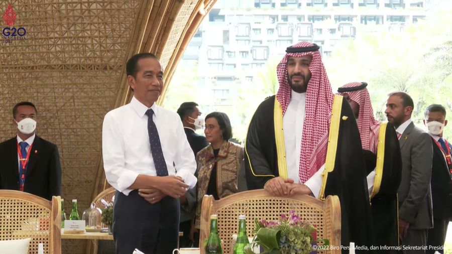 Presiden RI Jokowi Bersama Raja Arab Mohammed bin Salman selama KTT para pemimpin G20 di Nusa Dua, Bali, Indonesia, 15 November 2022. (Tangkapan layar Youtube Sekretariat Presiden RI)