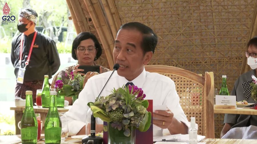Presiden RI Jokowi Bersama Raja Arab Mohammed bin Salman selama KTT para pemimpin G20 di Nusa Dua, Bali, Indonesia, 15 November 2022. (Tangkapan layar Youtube Sekretariat Presiden RI)