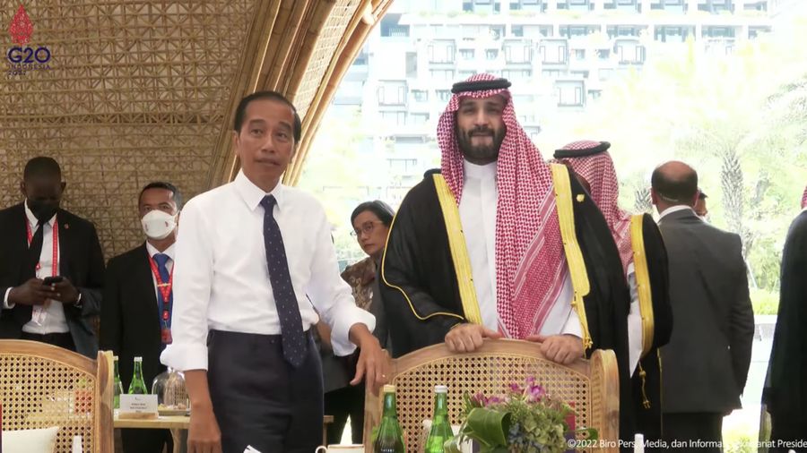 Presiden RI Jokowi Bersama Raja Arab Mohammed bin Salman selama KTT para pemimpin G20 di Nusa Dua, Bali, Indonesia, 15 November 2022. (Tangkapan layar Youtube Sekretariat Presiden RI)