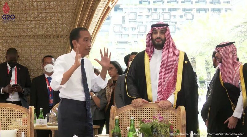 Presiden RI Jokowi bersama Raja Arab Mohammed bin Salman di KTT g20 Bali, Indonesia (Tangkapan Layar Youtube)