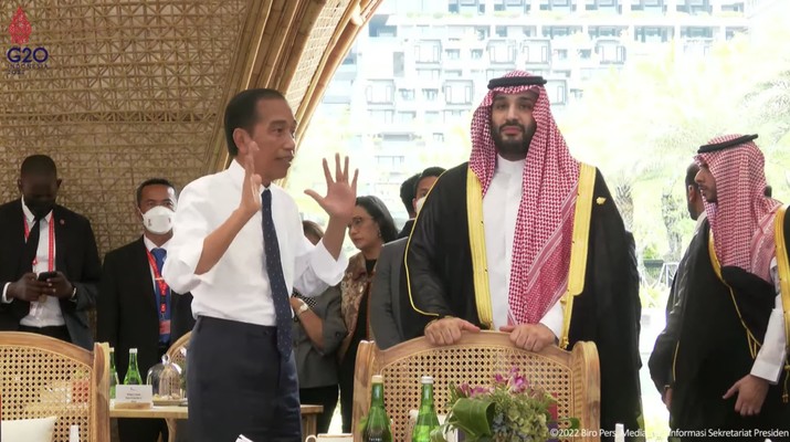 Presiden RI Jokowi Bersama Raja Arab Mohammed bin Salman selama KTT para pemimpin G20 di Nusa Dua, Bali, Indonesia, 15 November 2022. (Tangkapan layar Youtube Sekretariat Presiden RI) Presiden RI Jokowi Bersama Raja Arab Mohammed bin Salman selama KTT para pemimpin G20 di Nusa Dua, Bali, Indonesia, 15 November 2022. (Tangkapan layar Youtube Sekretariat Presiden RI)