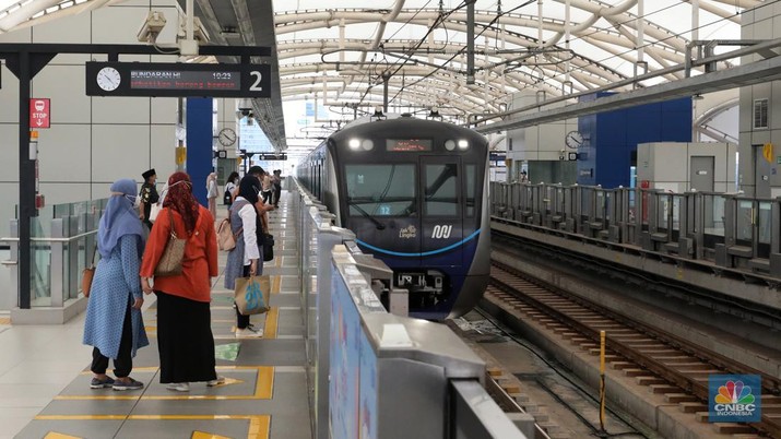 PT MRT Jakarta (Perseroda) melakukan perubahan kebijakan waktu operasional yang berlaku mulai Selasa, (15/11/2022). PT MRT Jakarta (Perseroda) melakukan perubahan kebijakan waktu operasional yang berlaku mulai Selasa, (15/11/2022). (CNBC Indonesia/Andrean Kristianto)