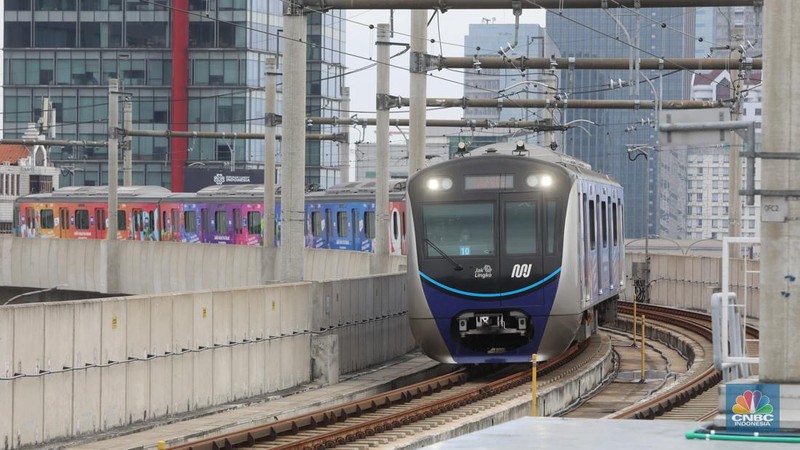 PT MRT Jakarta (Perseroda) melakukan perubahan kebijakan waktu operasional yang berlaku mulai Selasa, (15/11/2022). (CNBC Indonesia/Andrean Kristianto)