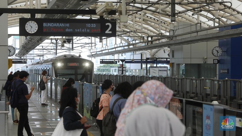 PT MRT Jakarta (Perseroda) melakukan perubahan kebijakan waktu operasional yang berlaku mulai Selasa, (15/11/2022). (CNBC Indonesia/Andrean Kristianto)