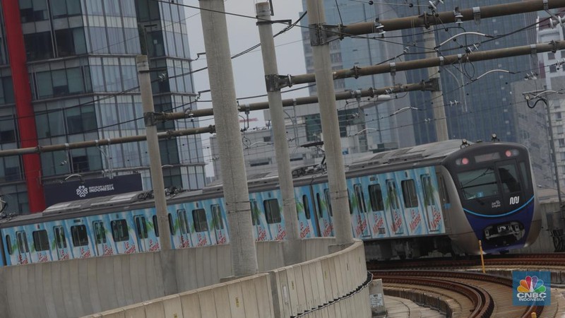 PT MRT Jakarta (Perseroda) melakukan perubahan kebijakan waktu operasional yang berlaku mulai Selasa, (15/11/2022). (CNBC Indonesia/Andrean Kristianto)