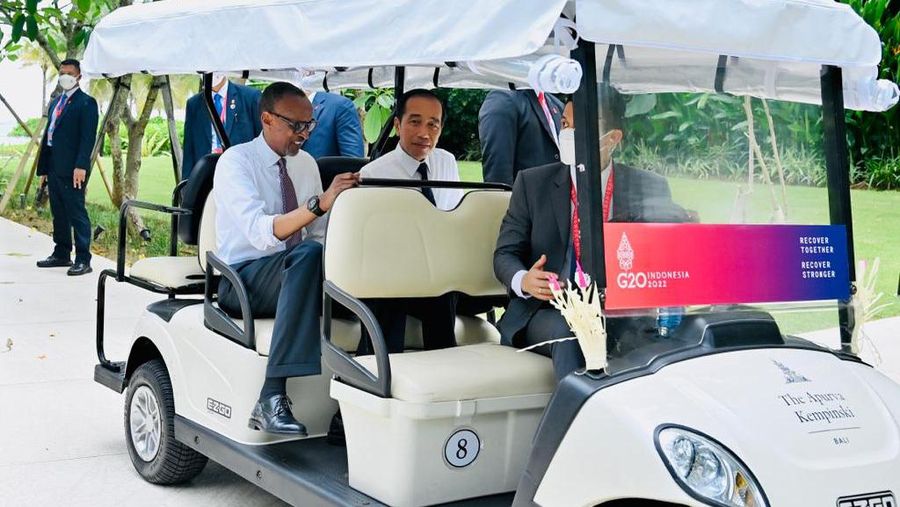 Saat Presiden Jokowi Ajak Presiden Rwanda Naik Mobil Golf. (Foto: Laily Rachev - Biro Pers Sekretariat Presiden)
