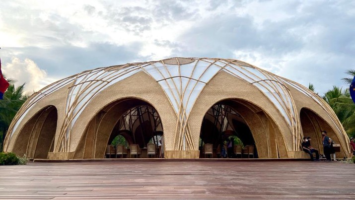 Suasana di dalam Bamboo Dome di The Apurva Kempinski, Nusa Dua, Bali, tempat Presiden Joko Widodo menjamu para kepala delegasi KTT G20 pada Selasa (15/11/22). Suasana di dalam Bamboo Dome di The Apurva Kempinski, Nusa Dua, Bali, tempat Presiden Joko Widodo menjamu para kepala delegasi KTT G20 pada Selasa (15/11/22). (Dok. TITO SIANIPAR/ Tim Komunikasi & Media G20)