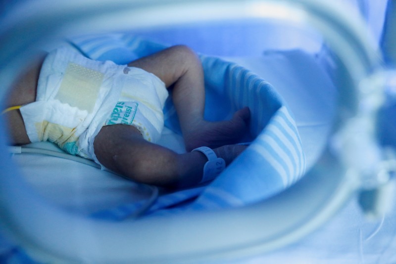WORLD-POPULATION/ITALY-MATERNITY Newborn baby Leonardo rests on his mum's Viviana Valente arms, inside a room of the Santo Spirito Hospital, as the UN forecasts the world will reach 8 billion people around November 15, 2022, in Rome, Italy, November 14, 2022. REUTERS/Remo Casilli TPX IMAGES OF THE DAY