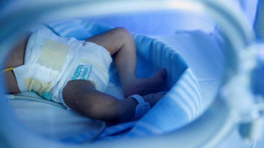 Newborn baby Leonardo rests on his mum's Viviana Valente arms, inside a room of the Santo Spirito Hospital, as the UN forecasts the world will reach 8 billion people around November 15, 2022, in Rome, Italy, November 14, 2022. REUTERS/Remo Casilli     TPX IMAGES OF THE DAY