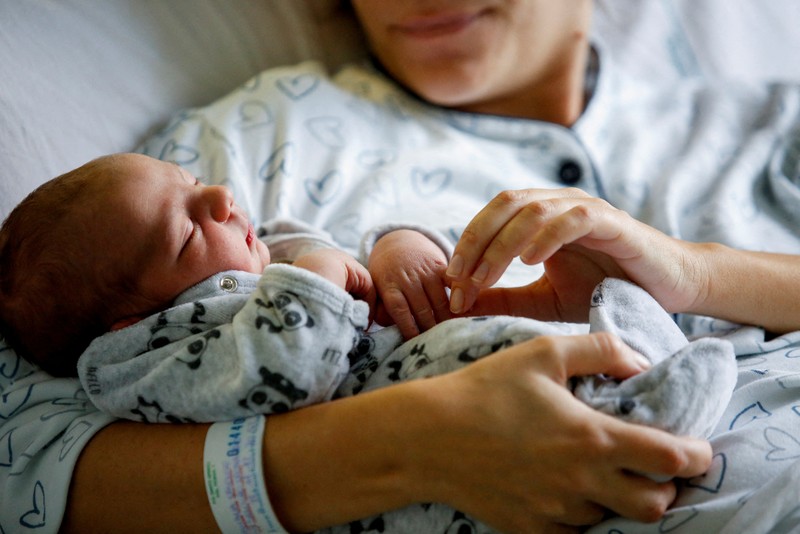 Newborn baby Leonardo rests on his mum's Viviana Valente arms, inside a room of the Santo Spirito Hospital, as the UN forecasts the world will reach 8 billion people around November 15, 2022, in Rome, Italy, November 14, 2022. REUTERS/Remo Casilli     TPX IMAGES OF THE DAY