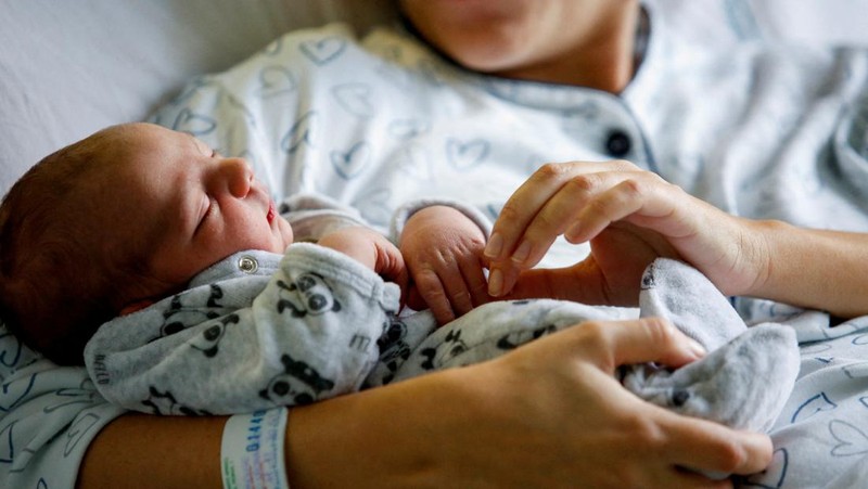Newborn baby Leonardo rests on his mum's Viviana Valente arms, inside a room of the Santo Spirito Hospital, as the UN forecasts the world will reach 8 billion people around November 15, 2022, in Rome, Italy, November 14, 2022. REUTERS/Remo Casilli     TPX IMAGES OF THE DAY