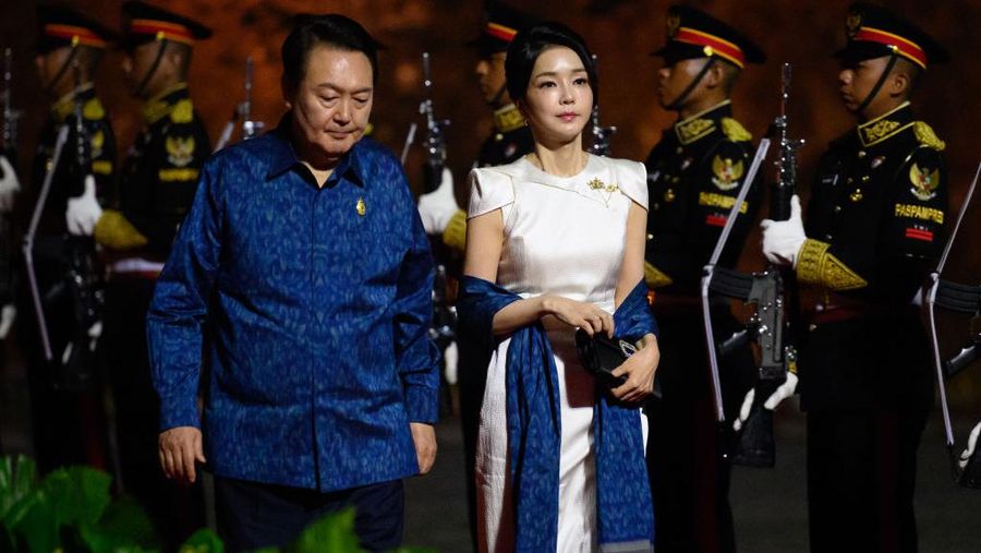 NUSA DUA, INDONESIA - NOVEMBER 15: South Korean President Yoon Suk-yeol and First Lady Kim Keon-hee arrive for a formal dinner at the G20 Summit on November 15, 2022 in Nusa Dua, Indonesia. The G20 meetings are being held in Bali from November 15-16. (Photo by Leon Neal/Getty Images)