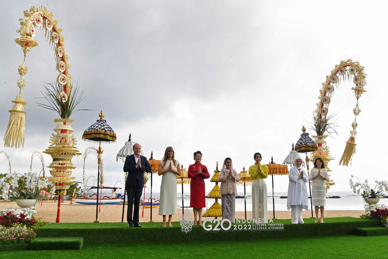 G20-SUMMIT/ Spouse of the President of the European Commission Heiko von der Leyen, spouse of the Prime Minister of Spain Maria Begona Gomez Fernandez, first lady of China Peng Liyuan, first lady of Indonesia Iriana Widodo, first lady of South Korea Kim Keon-hee, first lady of Turkey Emine Erdogan, and spouse of the Prime Minister of Japan Yuko Kishida pose for a group photo at the 2022 G20 Summit Spouse Program, in Nusa Dua, Badung, Bali, Tuesday, Nov. 15, 2022. ZABUR KARURU/G20 Media Center/Handout via REUTERS THIS IMAGE HAS BEEN SUPPLIED BY A THIRD PARTY. MANDATORY CREDIT.