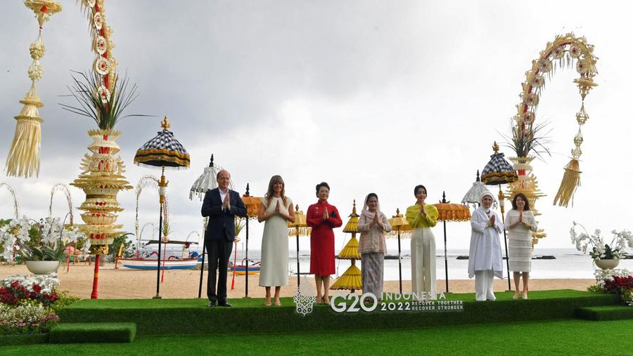 Spouse of the President of the European Commission Heiko von der Leyen, spouse of the Prime Minister of Spain Maria Begona Gomez Fernandez, first lady of China Peng Liyuan, first lady of Indonesia Iriana Widodo, first lady of South Korea Kim Keon-hee, first lady of Turkey Emine Erdogan, and spouse of the Prime Minister of Japan Yuko Kishida pose for a group photo at the 2022 G20 Summit Spouse Program, in Nusa Dua, Badung, Bali, Tuesday, Nov. 15, 2022. ZABUR KARURU/G20 Media Center/Handout via REUTERS THIS IMAGE HAS BEEN SUPPLIED BY A THIRD PARTY. MANDATORY CREDIT.