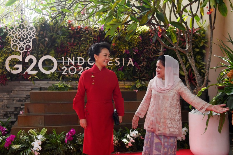 Spouse of the President of the European Commission Heiko von der Leyen, spouse of the Prime Minister of Spain Maria Begona Gomez Fernandez, first lady of China Peng Liyuan, first lady of Indonesia Iriana Widodo, first lady of South Korea Kim Keon-hee, first lady of Turkey Emine Erdogan, and spouse of the Prime Minister of Japan Yuko Kishida pose for a group photo at the 2022 G20 Summit Spouse Program, in Nusa Dua, Badung, Bali, Tuesday, Nov. 15, 2022. ZABUR KARURU/G20 Media Center/Handout via REUTERS THIS IMAGE HAS BEEN SUPPLIED BY A THIRD PARTY. MANDATORY CREDIT.