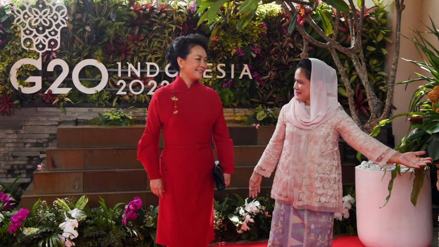 Spouse of the President of the European Commission Heiko von der Leyen, spouse of the Prime Minister of Spain Maria Begona Gomez Fernandez, first lady of China Peng Liyuan, first lady of Indonesia Iriana Widodo, first lady of South Korea Kim Keon-hee, first lady of Turkey Emine Erdogan, and spouse of the Prime Minister of Japan Yuko Kishida pose for a group photo at the 2022 G20 Summit Spouse Program, in Nusa Dua, Badung, Bali, Tuesday, Nov. 15, 2022. ZABUR KARURU/G20 Media Center/Handout via REUTERS THIS IMAGE HAS BEEN SUPPLIED BY A THIRD PARTY. MANDATORY CREDIT.