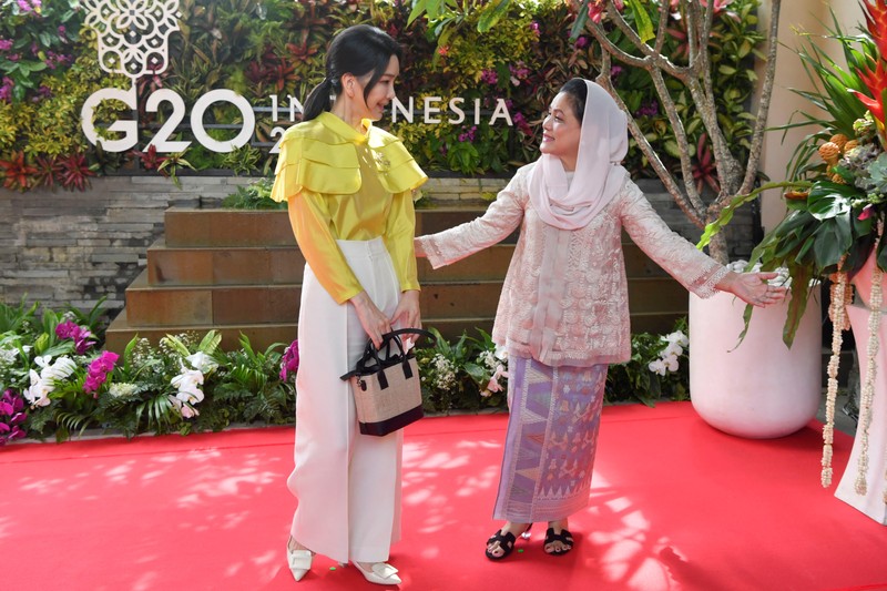 G20-SUMMIT/ Spouse of the President of the European Commission Heiko von der Leyen, spouse of the Prime Minister of Spain Maria Begona Gomez Fernandez, first lady of China Peng Liyuan, first lady of Indonesia Iriana Widodo, first lady of South Korea Kim Keon-hee, first lady of Turkey Emine Erdogan, and spouse of the Prime Minister of Japan Yuko Kishida pose for a group photo at the 2022 G20 Summit Spouse Program, in Nusa Dua, Badung, Bali, Tuesday, Nov. 15, 2022. ZABUR KARURU/G20 Media Center/Handout via REUTERS THIS IMAGE HAS BEEN SUPPLIED BY A THIRD PARTY. MANDATORY CREDIT.