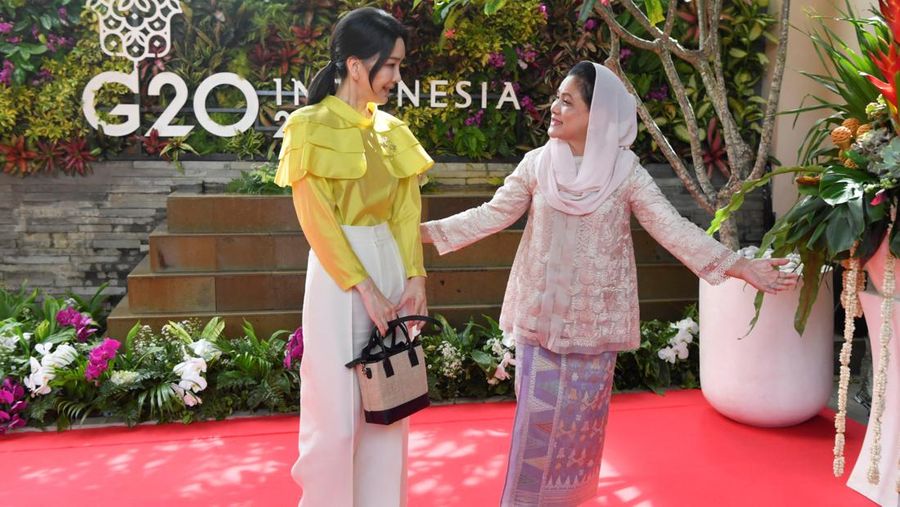 Spouse of the President of the European Commission Heiko von der Leyen, spouse of the Prime Minister of Spain Maria Begona Gomez Fernandez, first lady of China Peng Liyuan, first lady of Indonesia Iriana Widodo, first lady of South Korea Kim Keon-hee, first lady of Turkey Emine Erdogan, and spouse of the Prime Minister of Japan Yuko Kishida pose for a group photo at the 2022 G20 Summit Spouse Program, in Nusa Dua, Badung, Bali, Tuesday, Nov. 15, 2022. ZABUR KARURU/G20 Media Center/Handout via REUTERS THIS IMAGE HAS BEEN SUPPLIED BY A THIRD PARTY. MANDATORY CREDIT.