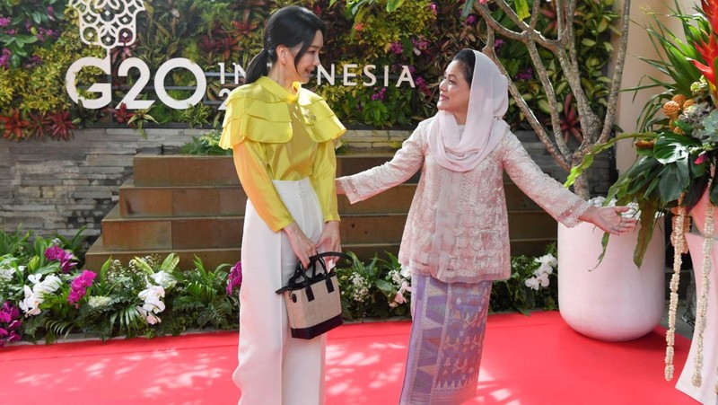 Spouse of the President of the European Commission Heiko von der Leyen, spouse of the Prime Minister of Spain Maria Begona Gomez Fernandez, first lady of China Peng Liyuan, first lady of Indonesia Iriana Widodo, first lady of South Korea Kim Keon-hee, first lady of Turkey Emine Erdogan, and spouse of the Prime Minister of Japan Yuko Kishida pose for a group photo at the 2022 G20 Summit Spouse Program, in Nusa Dua, Badung, Bali, Tuesday, Nov. 15, 2022. ZABUR KARURU/G20 Media Center/Handout via REUTERS THIS IMAGE HAS BEEN SUPPLIED BY A THIRD PARTY. MANDATORY CREDIT.