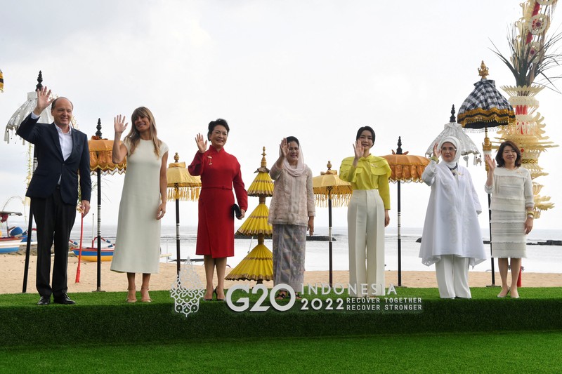 Spouse of the President of the European Commission Heiko von der Leyen, spouse of the Prime Minister of Spain Maria Begona Gomez Fernandez, first lady of China Peng Liyuan, first lady of Indonesia Iriana Widodo, first lady of South Korea Kim Keon-hee, first lady of Turkey Emine Erdogan, and spouse of the Prime Minister of Japan Yuko Kishida pose for a group photo at the 2022 G20 Summit Spouse Program, in Nusa Dua, Badung, Bali, Tuesday, Nov. 15, 2022. ZABUR KARURU/G20 Media Center/Handout via REUTERS THIS IMAGE HAS BEEN SUPPLIED BY A THIRD PARTY. MANDATORY CREDIT.