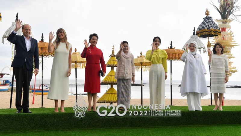 Spouse of the President of the European Commission Heiko von der Leyen, spouse of the Prime Minister of Spain Maria Begona Gomez Fernandez, first lady of China Peng Liyuan, first lady of Indonesia Iriana Widodo, first lady of South Korea Kim Keon-hee, first lady of Turkey Emine Erdogan, and spouse of the Prime Minister of Japan Yuko Kishida pose for a group photo at the 2022 G20 Summit Spouse Program, in Nusa Dua, Badung, Bali, Tuesday, Nov. 15, 2022. ZABUR KARURU/G20 Media Center/Handout via REUTERS THIS IMAGE HAS BEEN SUPPLIED BY A THIRD PARTY. MANDATORY CREDIT.