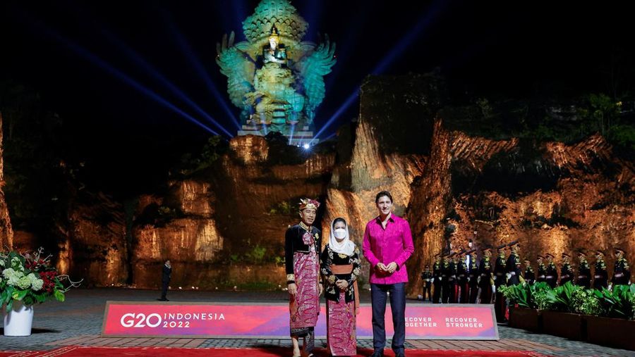 Indonesian President Joko Widodo and his wife Iriana Widodo welcome Canada's Prime Minister Justin Trudeau at the Welcoming Dinner during G20 Leaders' Summit, at the Garuda Wisnu Kencana Cultural Park, in Badung, Bali, Indonesia, November 15, 2022. REUTERS/Willy Kurniawan/Pool