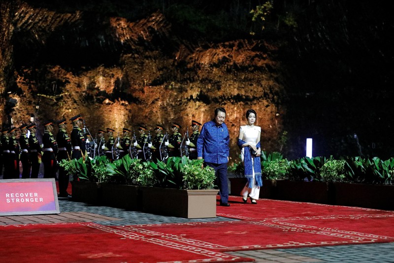 Indonesian President Joko Widodo welcomes British Prime Minister Rishi Sunak at the Welcoming Dinner during G20 Leaders' Summit, at the Garuda Wisnu Kencana Cultural Park, in Badung, Bali, Indonesia, November 15, 2022. REUTERS/Willy Kurniawan/Pool