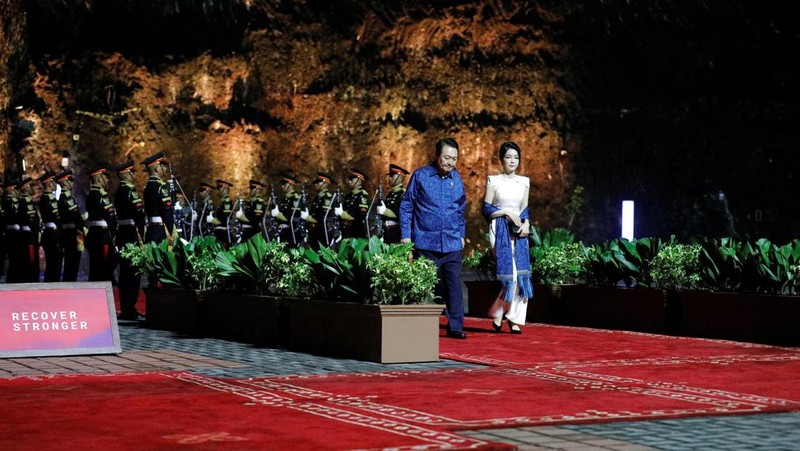 Indonesian President Joko Widodo welcomes British Prime Minister Rishi Sunak at the Welcoming Dinner during G20 Leaders' Summit, at the Garuda Wisnu Kencana Cultural Park, in Badung, Bali, Indonesia, November 15, 2022. REUTERS/Willy Kurniawan/Pool