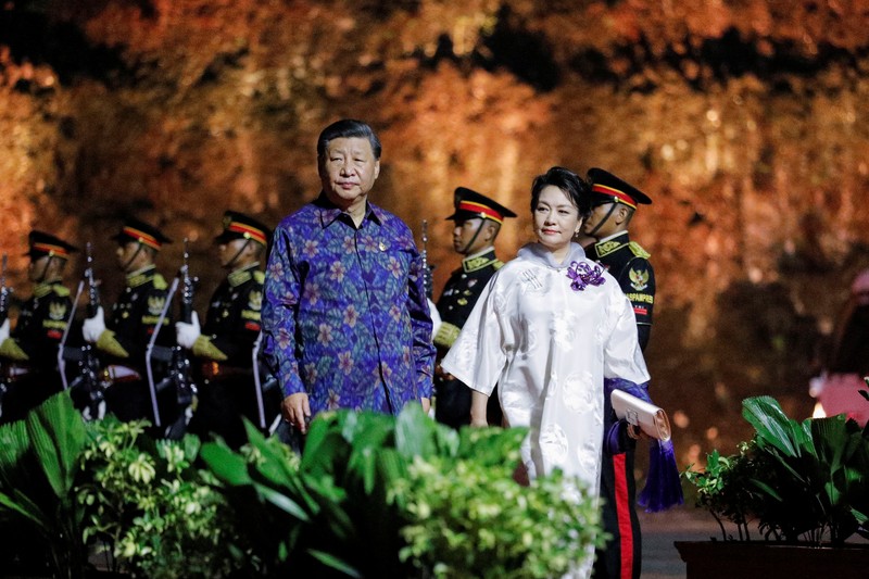 Indonesian President Joko Widodo welcomes British Prime Minister Rishi Sunak at the Welcoming Dinner during G20 Leaders' Summit, at the Garuda Wisnu Kencana Cultural Park, in Badung, Bali, Indonesia, November 15, 2022. REUTERS/Willy Kurniawan/Pool