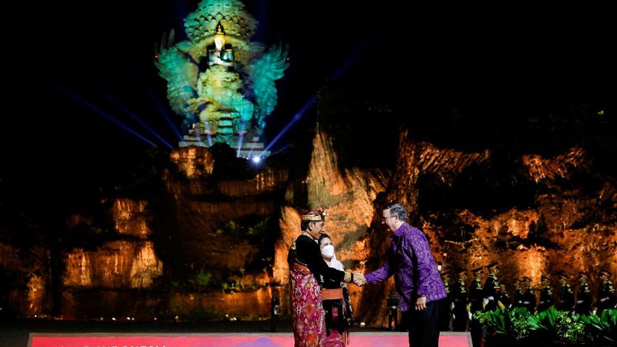 Indonesian President Joko Widodo and his wife Iriana Widodo welcome Mexico's Foreign Secretary Marcelo Ebrard at the Welcoming Dinner during G20 Leaders' Summit, at the Garuda Wisnu Kencana Cultural Park, in Badung, Bali, Indonesia, November 15, 2022. REUTERS/Willy Kurniawan/Pool