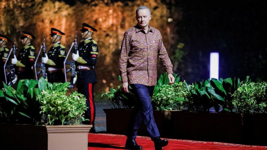 Indonesian President Joko Widodo welcomes British Prime Minister Rishi Sunak at the Welcoming Dinner during G20 Leaders' Summit, at the Garuda Wisnu Kencana Cultural Park, in Badung, Bali, Indonesia, November 15, 2022. REUTERS/Willy Kurniawan/Pool