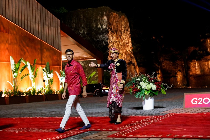 G20-SUMMIT/GALA-DINNER Indonesian President Joko Widodo welcomes British Prime Minister Rishi Sunak at the Welcoming Dinner during G20 Leaders' Summit, at the Garuda Wisnu Kencana Cultural Park, in Badung, Bali, Indonesia, November 15, 2022. REUTERS/Willy Kurniawan/Pool