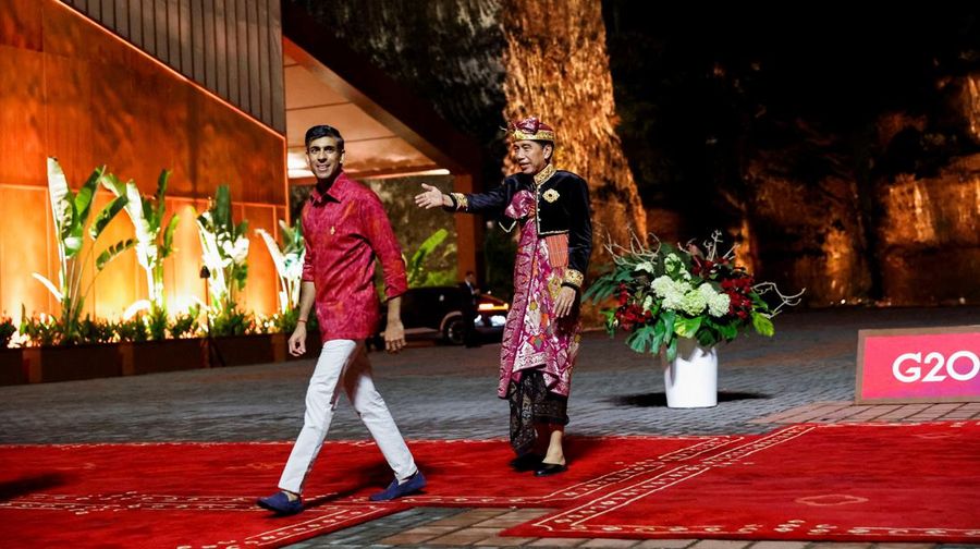 Indonesian President Joko Widodo welcomes British Prime Minister Rishi Sunak at the Welcoming Dinner during G20 Leaders' Summit, at the Garuda Wisnu Kencana Cultural Park, in Badung, Bali, Indonesia, November 15, 2022. REUTERS/Willy Kurniawan/Pool