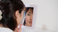 Bedak Tabur Bikin Wajah Kering dan Cakey? Ini 5 Langkah Setting Makeup yang Benar 