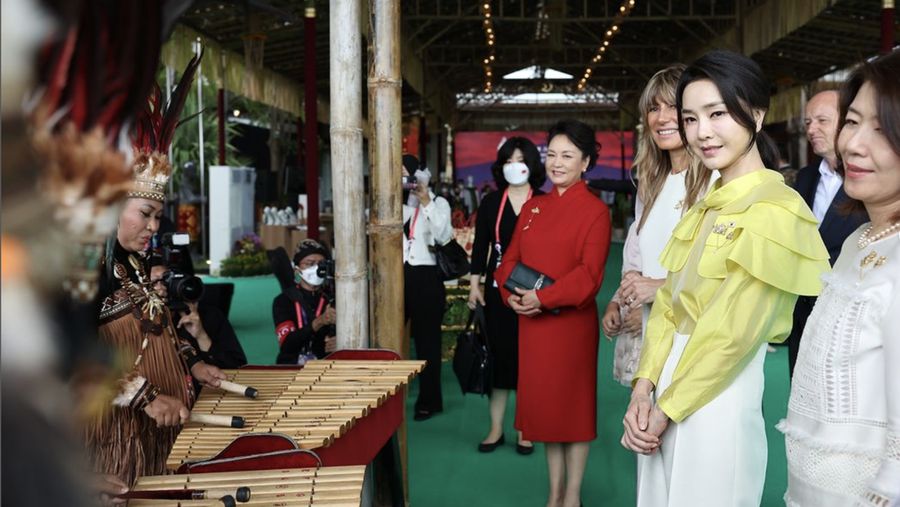 Spouse of the President of the European Commission Heiko von der Leyen, spouse of the Prime Minister of Spain Maria Begona Gomez Fernandez, first lady of China Peng Liyuan, first lady of Indonesia Iriana Widodo, first lady of South Korea Kim Keon-hee, first lady of Turkey Emine Erdogan, and spouse of the Prime Minister of Japan Yuko Kishida pose for a group photo at the 2022 G20 Summit Spouse Program, in Nusa Dua, Badung, Bali, Tuesday, Nov. 15, 2022. ZABUR KARURU/G20 Media Center/Handout via REUTERS THIS IMAGE HAS BEEN SUPPLIED BY A THIRD PARTY. MANDATORY CREDIT.