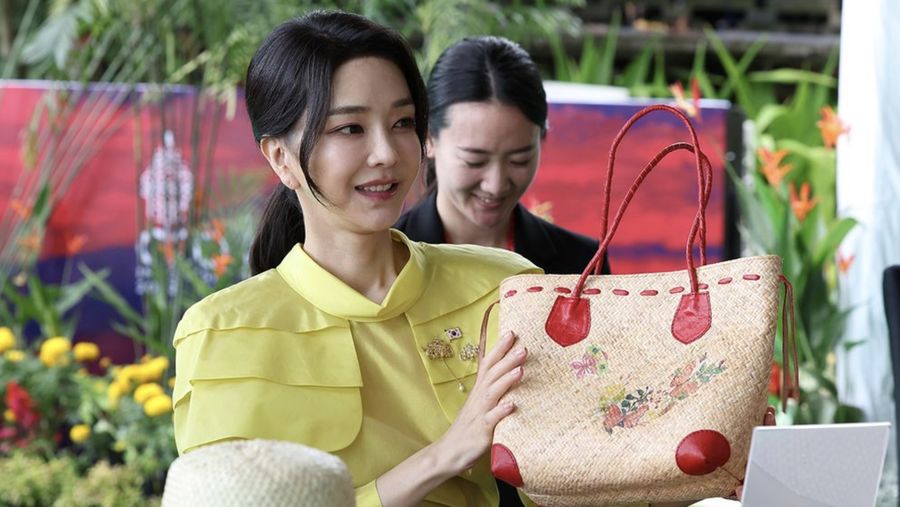 Spouse of the President of the European Commission Heiko von der Leyen, spouse of the Prime Minister of Spain Maria Begona Gomez Fernandez, first lady of China Peng Liyuan, first lady of Indonesia Iriana Widodo, first lady of South Korea Kim Keon-hee, first lady of Turkey Emine Erdogan, and spouse of the Prime Minister of Japan Yuko Kishida pose for a group photo at the 2022 G20 Summit Spouse Program, in Nusa Dua, Badung, Bali, Tuesday, Nov. 15, 2022. ZABUR KARURU/G20 Media Center/Handout via REUTERS THIS IMAGE HAS BEEN SUPPLIED BY A THIRD PARTY. MANDATORY CREDIT.