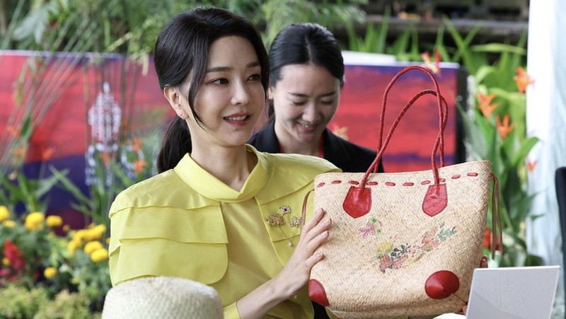 Spouse of the President of the European Commission Heiko von der Leyen, spouse of the Prime Minister of Spain Maria Begona Gomez Fernandez, first lady of China Peng Liyuan, first lady of Indonesia Iriana Widodo, first lady of South Korea Kim Keon-hee, first lady of Turkey Emine Erdogan, and spouse of the Prime Minister of Japan Yuko Kishida pose for a group photo at the 2022 G20 Summit Spouse Program, in Nusa Dua, Badung, Bali, Tuesday, Nov. 15, 2022. ZABUR KARURU/G20 Media Center/Handout via REUTERS THIS IMAGE HAS BEEN SUPPLIED BY A THIRD PARTY. MANDATORY CREDIT.