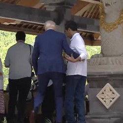 Duh! Biden Hampir Jatuh di G20 Bali, Tersandung Anak Tangga