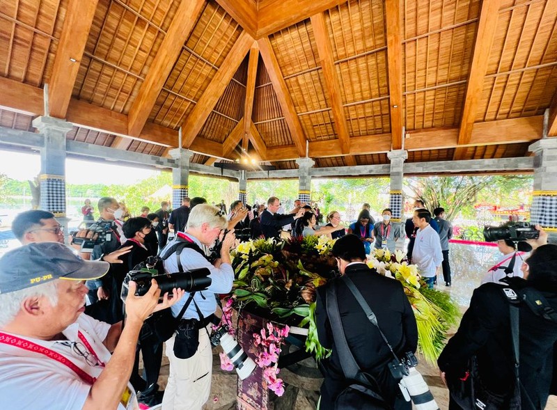 Presiden Jokowi dan para pemimpin yang telah hadir tampak berbincang santai di Pendopo Wantilan sebelum menanam mangrove bersama. Presiden Jokowi dan para pemimpin yang telah hadir tampak berbincang santai di Pendopo Wantilan sebelum menanam mangrove bersama. (Foto: Laily Rachev - Biro Pers Sekretariat Presiden)