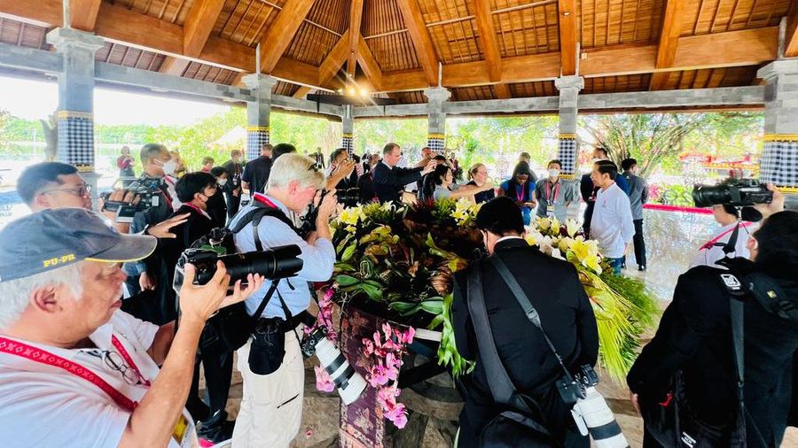 Presiden Jokowi dan para pemimpin yang telah hadir tampak berbincang santai di Pendopo Wantilan sebelum menanam mangrove bersama. (Foto: Laily Rachev - Biro Pers Sekretariat Presiden)