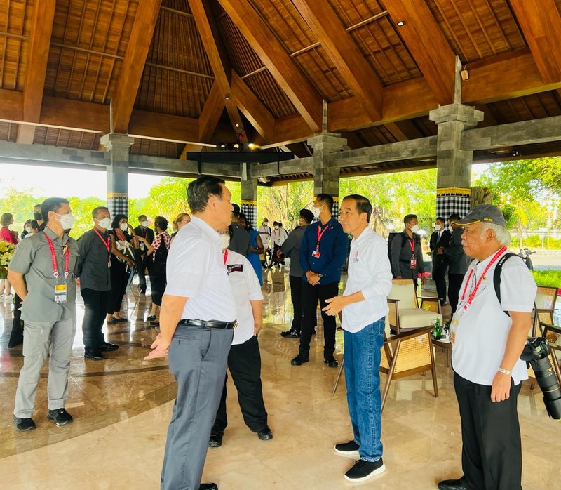 Presiden Jokowi dan para pemimpin yang telah hadir tampak berbincang santai di Pendopo Wantilan sebelum menanam mangrove bersama. (Foto: Laily Rachev - Biro Pers Sekretariat Presiden)
