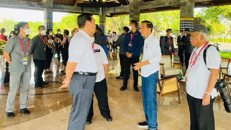 Presiden Jokowi dan para pemimpin yang telah hadir tampak berbincang santai di Pendopo Wantilan sebelum menanam mangrove bersama. (Foto: Laily Rachev - Biro Pers Sekretariat Presiden)