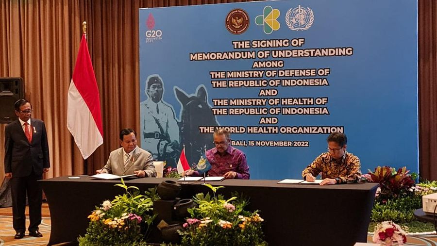 Momen penandatanganan MoU oleh Menteri Pertahanan Republik Indonesia Prabowo Subianto, Menteri Kesehatan RI Budi Gunadi Sadikin, dan Direktur Jenderal WHO Tedros Adhanom Ghebreyesus di Hilton Bali Resort, Nusa Dua, Bali.