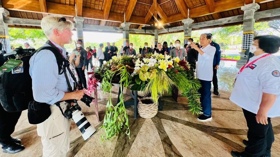 Momen Presiden Jokowi saat menanti kehadiran pemimpin G20 di Tahura Bali, 16 November 2022. Presiden Jokowi berkesempatan berbincang dengan para official media dari negara G20 yang juga menunggu kehadiran tamu undangan dan kemudian menjelaskan kepada para awak media terkait Tahura Bali. (Laily Rachev - Biro Pers Sekretariat Presiden)