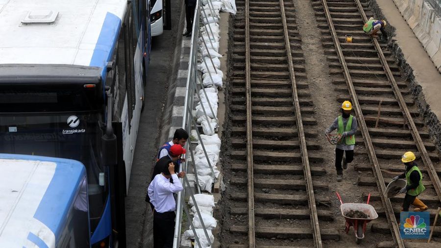 Sejumlah pekerja melakukan proses relokasi temuan rel trem peninggalan zaman kolonial Belanda pada proyek MRT Jakarta fase 2A CP 202 di Jalan Gajah Mada, Jakarta , Rabu (16/11/2022). Objek cagar budaya berusia lebih dari 100 tahun tersebut diperkirakan dibangun pada tahun 1869 dan merupakan rel kereta tertua di Indonesia dan akan direlokasi sementara ke storage pool PPD Jelambar. (CNBC Indonesia/ Andrean Kristianto)