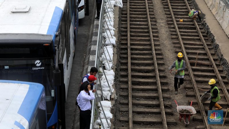 Sejumlah pekerja melakukan proses relokasi temuan rel trem peninggalan zaman kolonial Belanda pada proyek MRT Jakarta fase 2A CP 202 di Jalan Gajah Mada, Jakarta , Rabu (16/11/2022). Objek cagar budaya berusia lebih dari 100 tahun tersebut diperkirakan dibangun pada tahun 1869 dan merupakan rel kereta tertua di Indonesia dan akan direlokasi sementara ke storage pool PPD Jelambar. (CNBC Indonesia/ Andrean Kristianto)