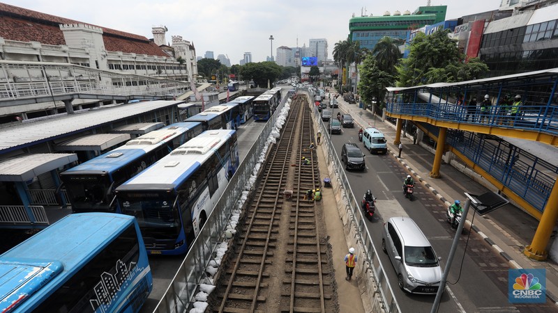 Petugas melihat material terakota yang dikumpulkan untuk dipindahkan saat proyek pembangunan jalur MRT Jakarta fase 2 CP-203 di kawasan Glodok, Jakarta Barat, Selasa (20/9/2022). Menurut Direktur Konstruksi PT MRT Jakarta (Perseroda), Silvia Halim pihaknya menemukan sejumlah cagar budaya berupa terakota dari jembatan, saluran air dan artefak yang selanjutnya akan dilestarikan di museum yang akan dibangun di sekitar Stasiun Kota Tua. (CNBC Indonesia/ Andrean Kristianto)